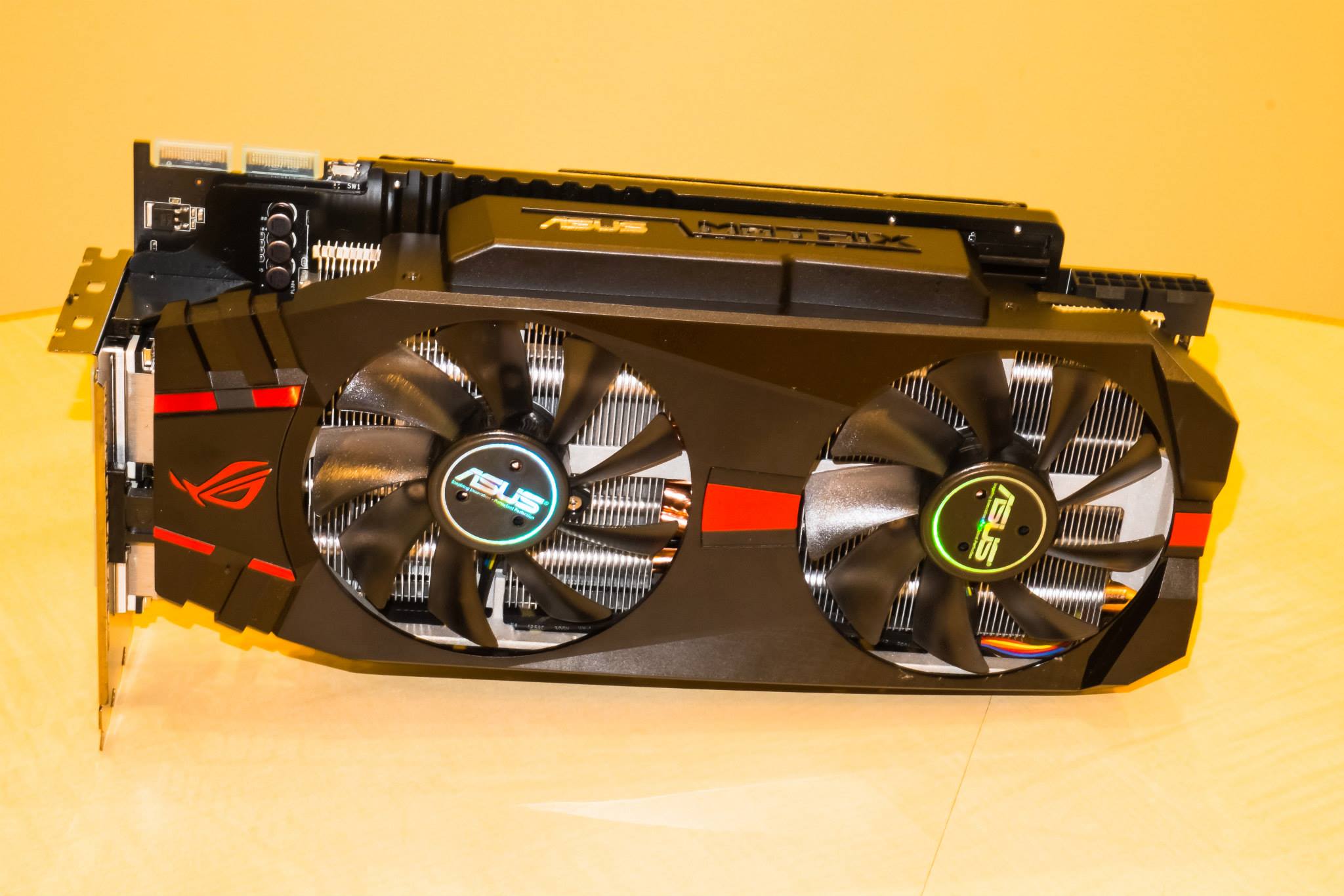 ASUS-R9-280X-ROG-Matrix-Platinum 02