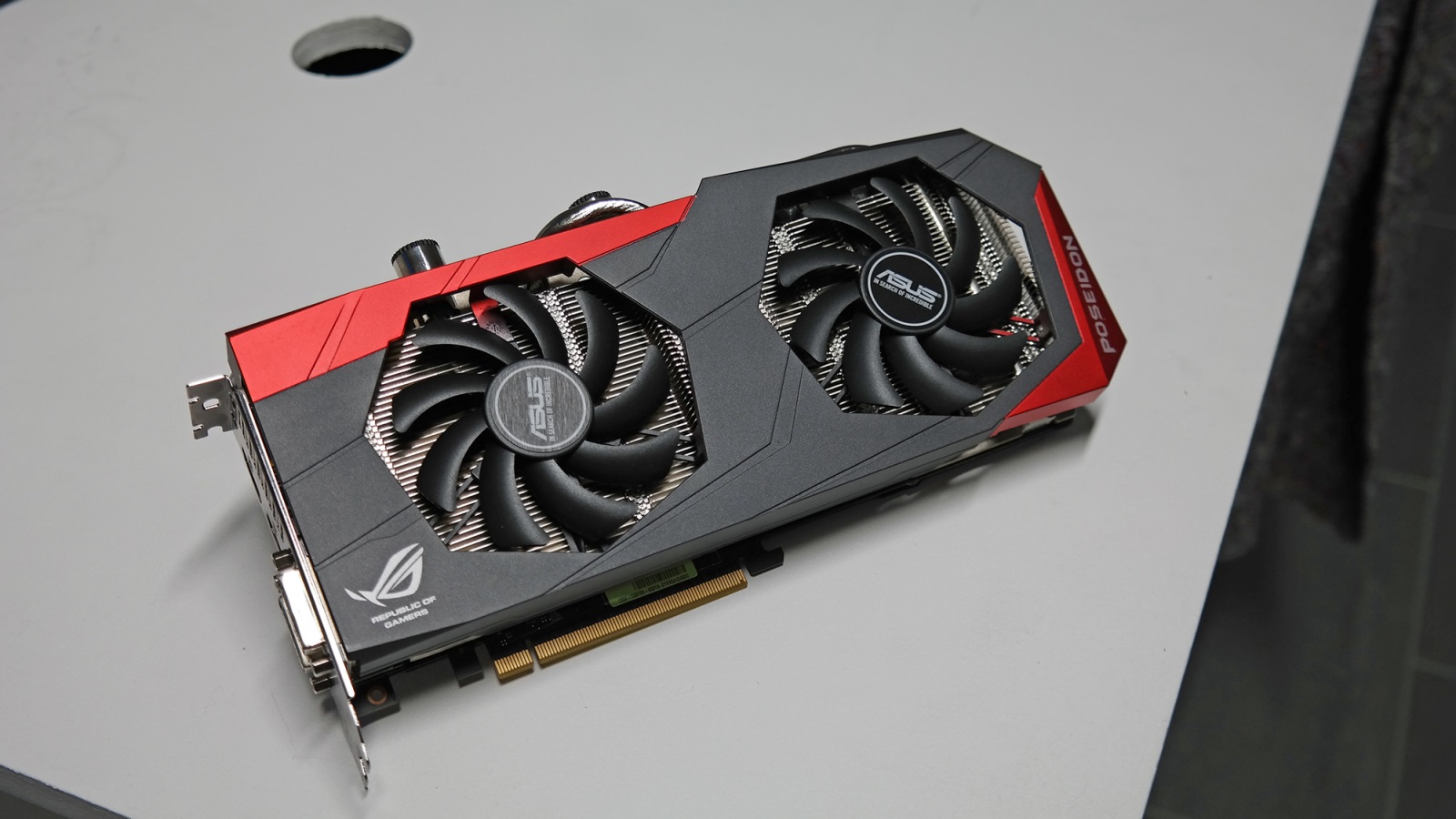 ASUS ROG GTX 780 Poseidon 12